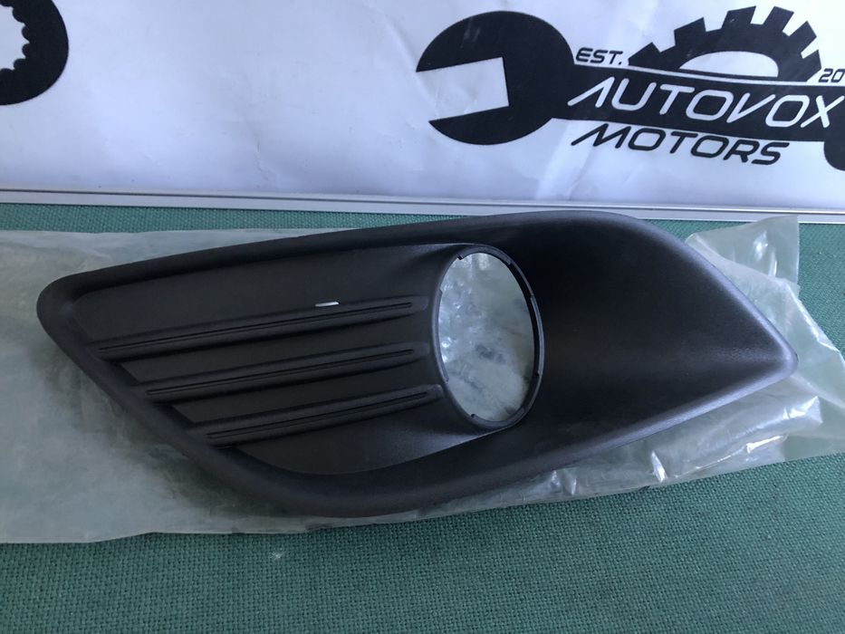 Grila proiector stanga fata Focus Focus 2008-2011