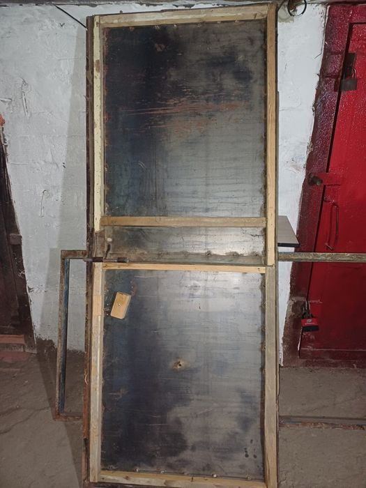 Продам железную дверь