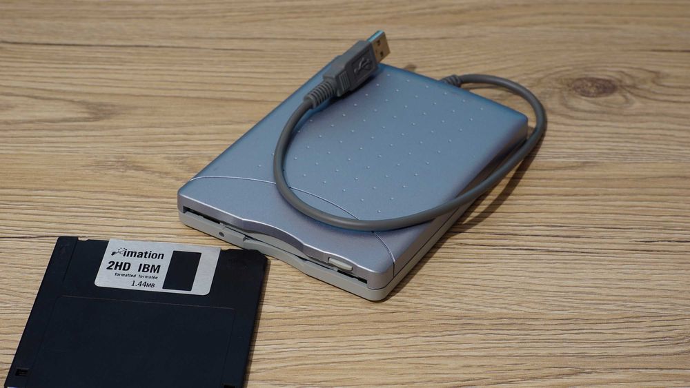 Unitate floppy 1.44MB externa Fujitsu FPCFDD12 conectare pe USB