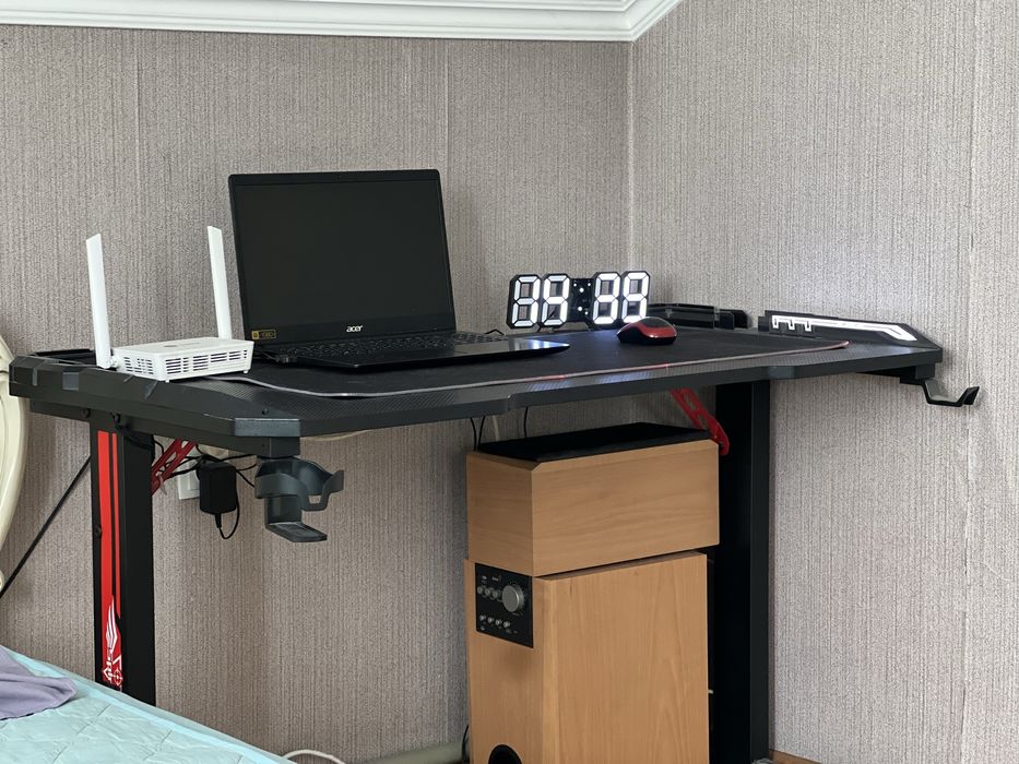 Продам компьютерный стол. Геймерский стол с подсветкой