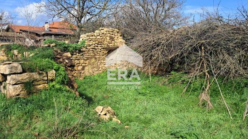 Ексклузивен, урегулиран поземлен имот за продажба, с малка постройка,