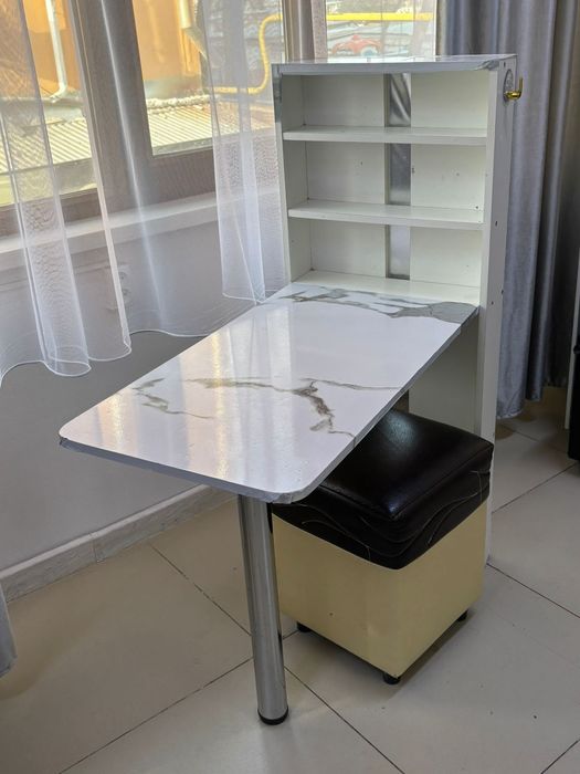 Маникюрный стол.