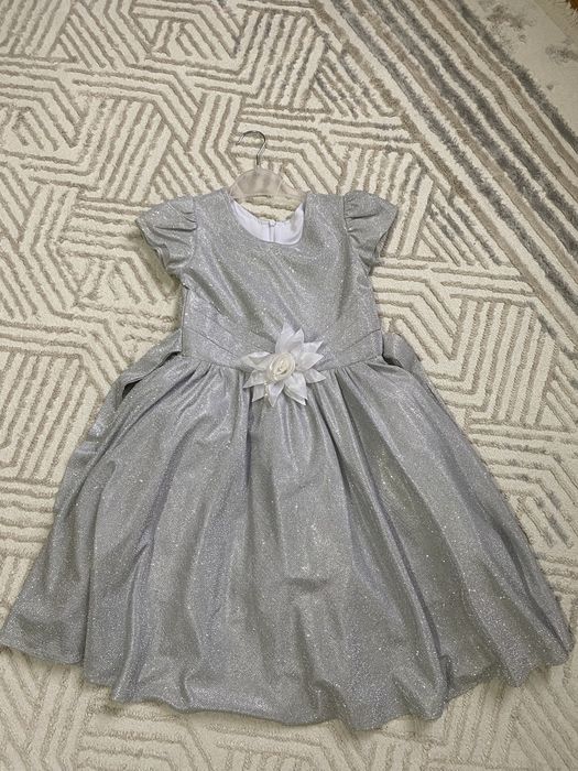 Платье нарядное, отдам за копейки