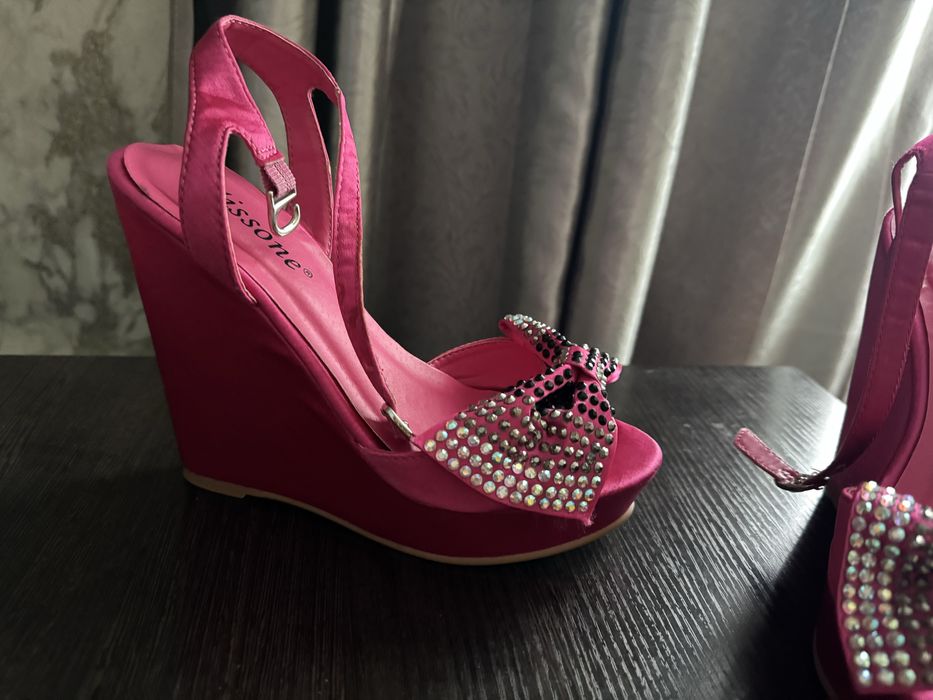 Продам новые босоножки на платформе