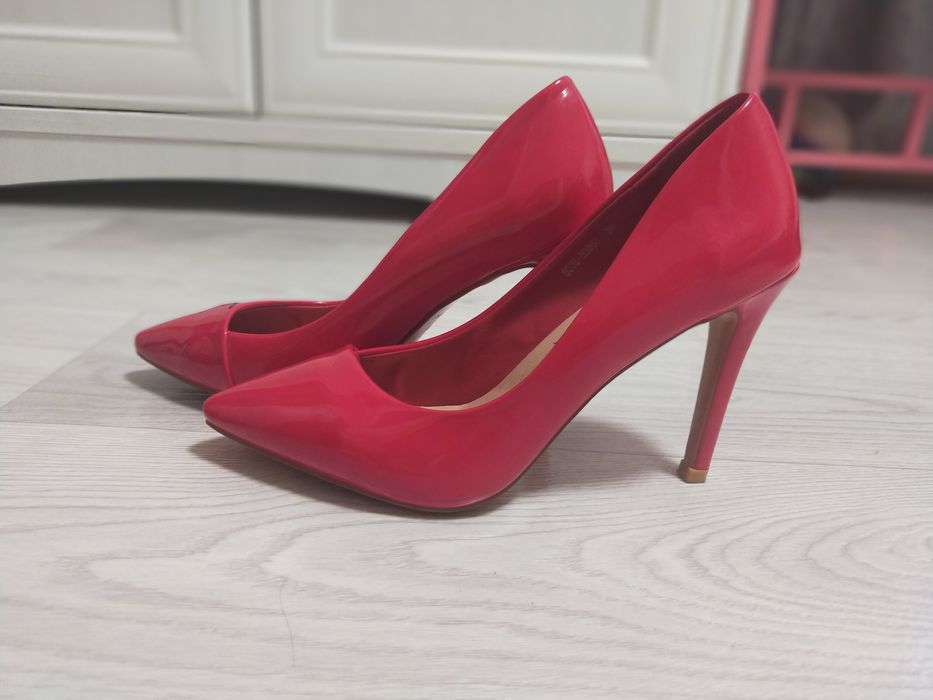 Босоножки и туфли лодочка