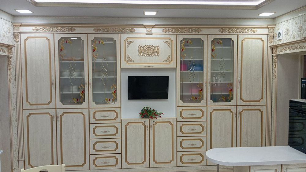 Kuxinniy mebel sotiladi srochna