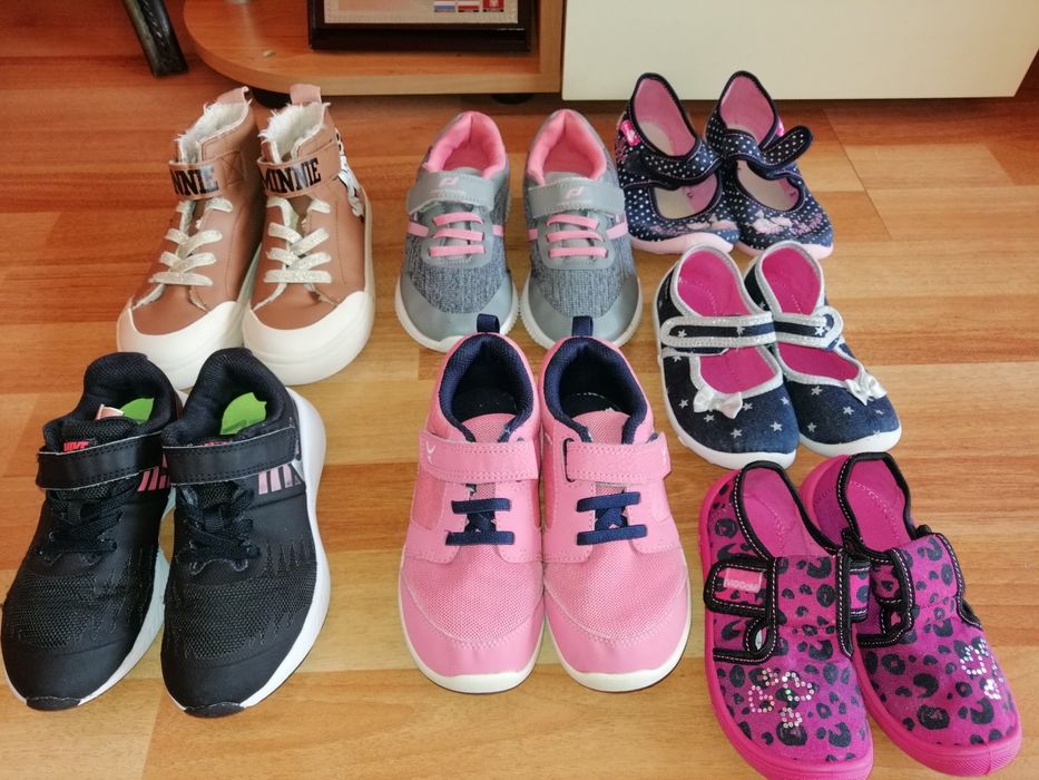 Различни размери маратонки и пантофки