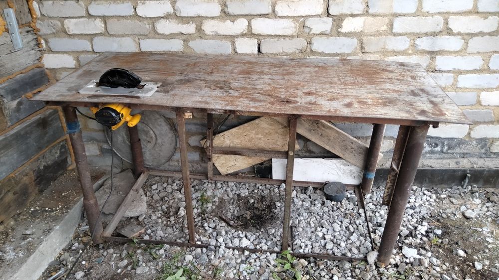 Циркуляра, встроенная в стол пила