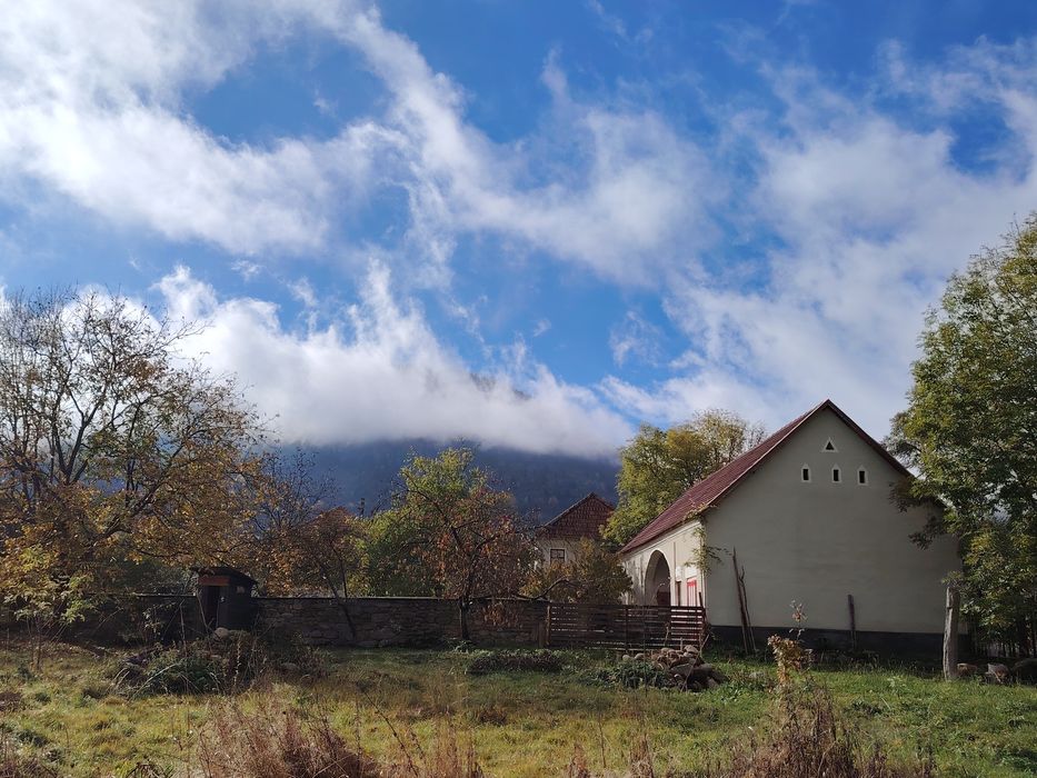 Case, camping și 1 hectar de teren la întrarea în parcul național Rete