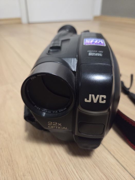 JVC VHS аналогова камера модел GR-AX280E с аксесоари