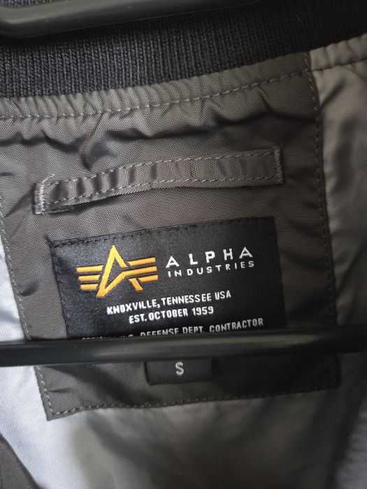 ALPHA IN DUSTRIES JACKET
(мъжко)
Размер S
Състояние перфектно
Подмишници 52
Дължина 65
Ръкав от яка 76
60 euro
