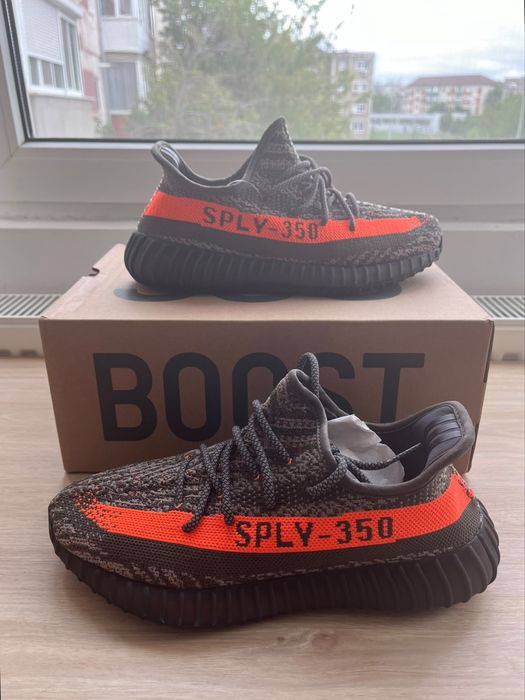 Yeezy 350 ,,V2 Carbon Beluga”-noi, nefolositi