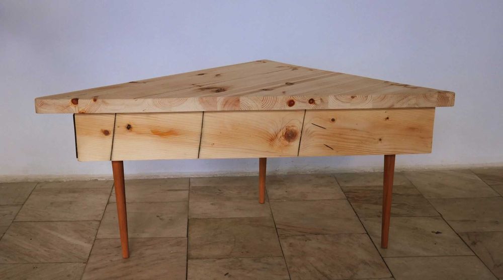 Триъгълна маса от бор