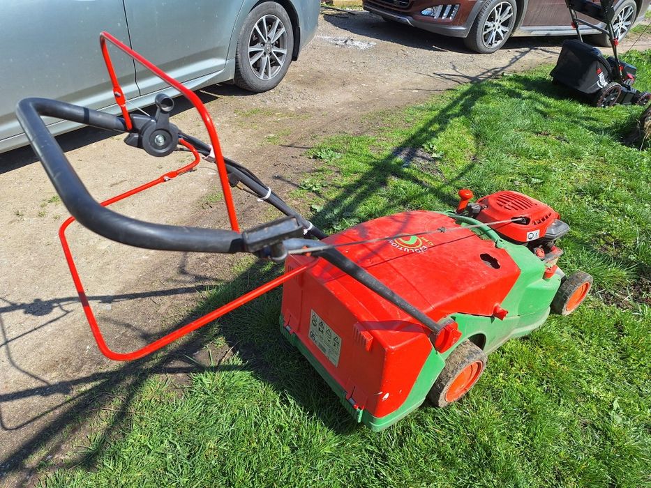 Masina Tuns Gazon Brill Germania cu Tractiun