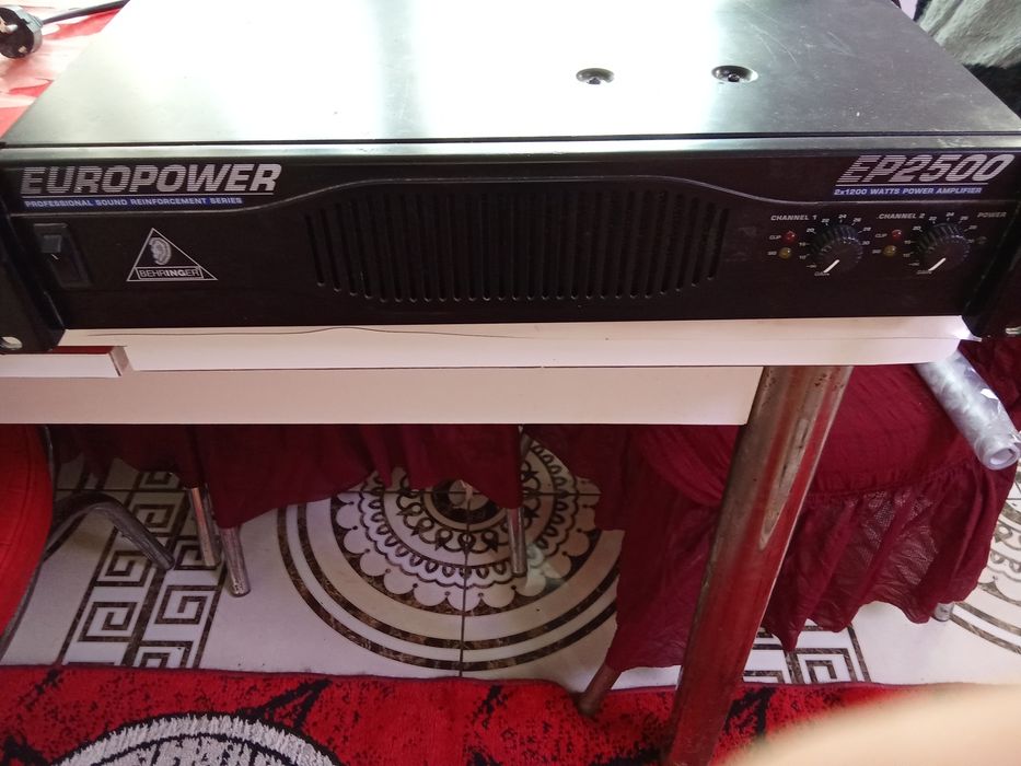Amplificator Behringer 2500 w