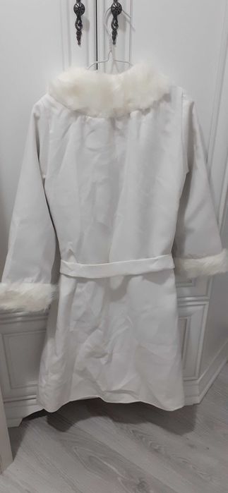 Haina iarna/palton Alb , cu blana,  ,nou , marimea L