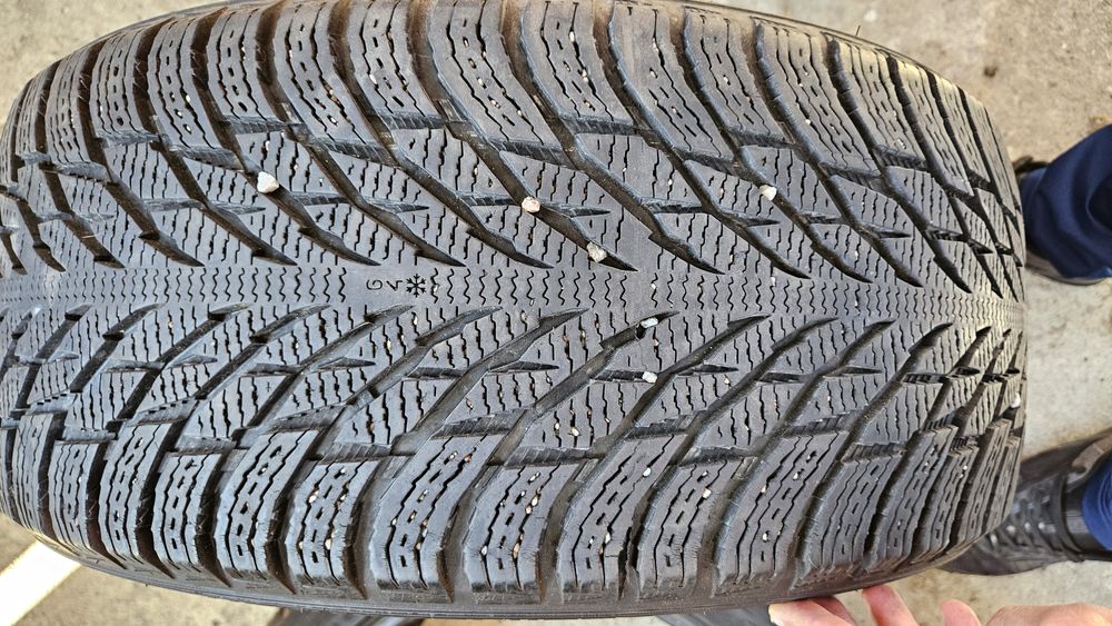 2бр гуми 235 45 18 дот 21 нокиан