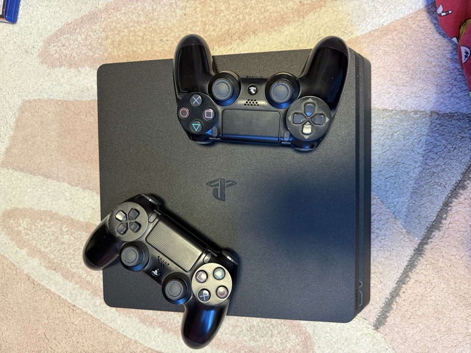PS4 Slim 1TB + 2 контролера + игри