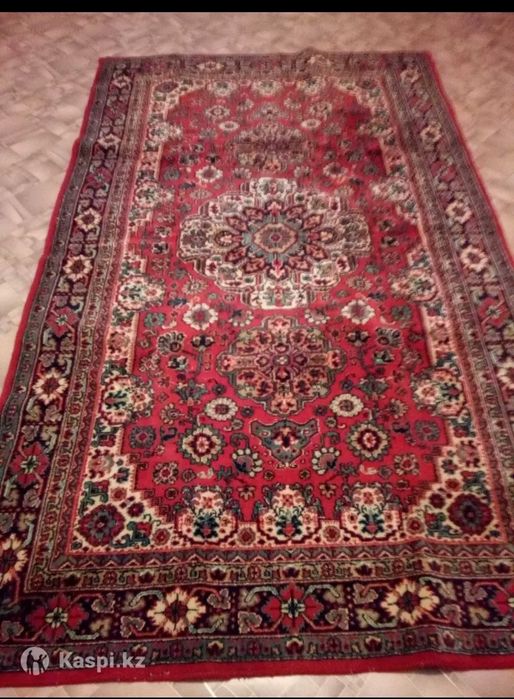 Продаётся  б/у ковры , сундук мебе