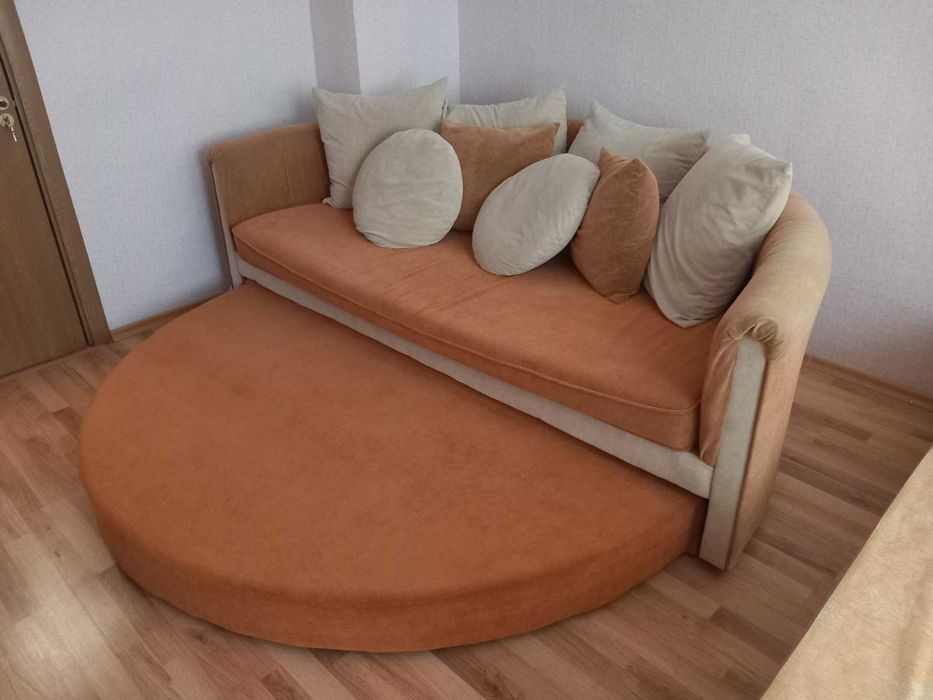 Разтегателен кръгъл диван с 2 фотьоила