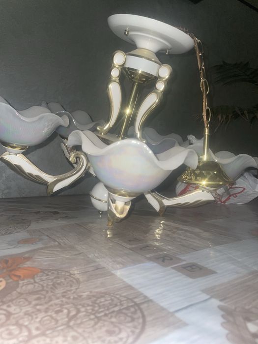 Продам люстру 5 лампы!