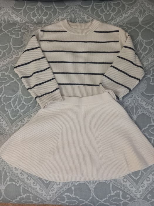 Продаю вязанный костюм на девочку