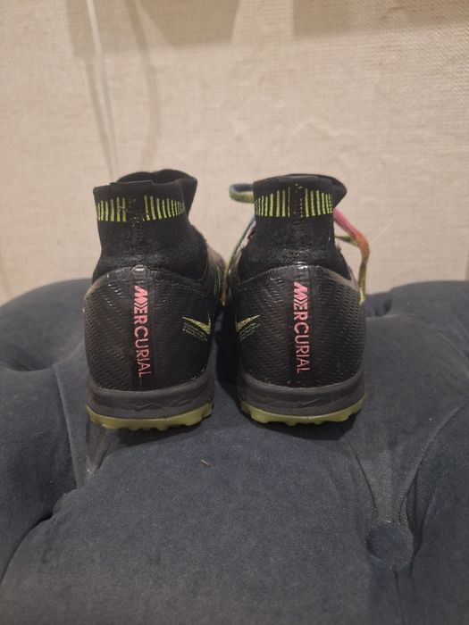 Кроссовки футбольные