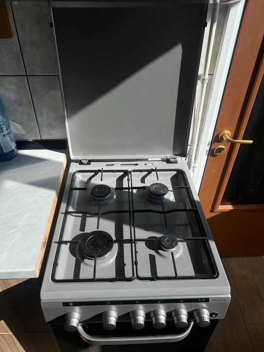 Aragaz pe gaz, 4 arzătoare cu aprindere electrică la plită și cuptor