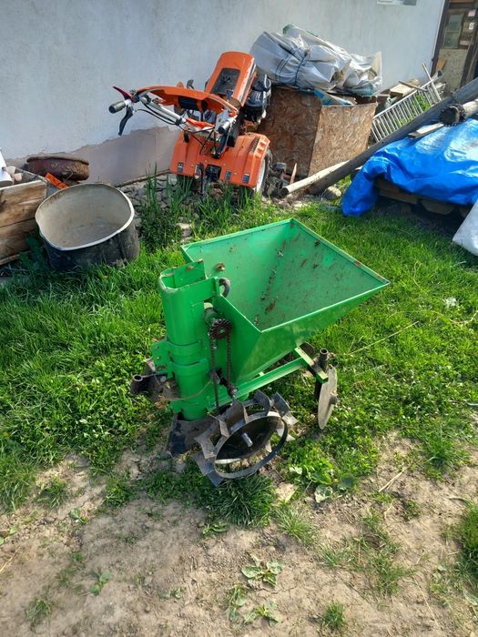 Masina de plantat cartofi după motocultor
