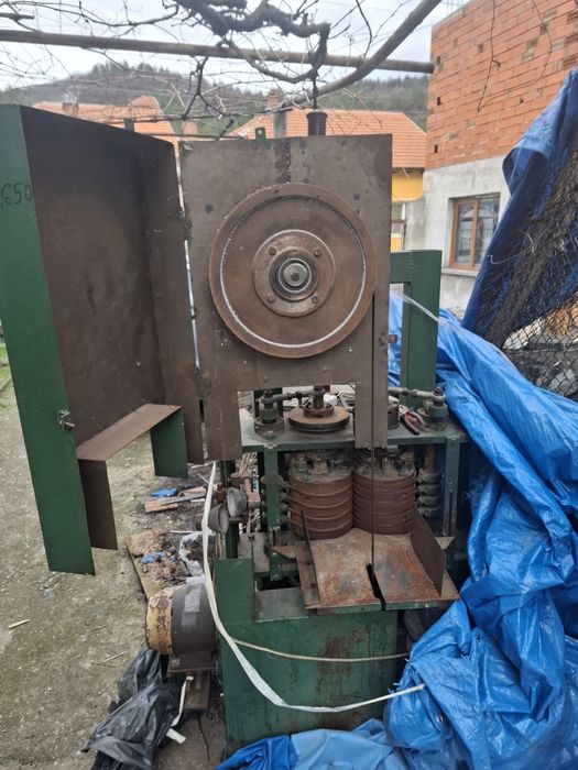 Машина за пройзводство на салфетки