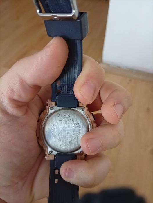 Продавам часовник Q n Q