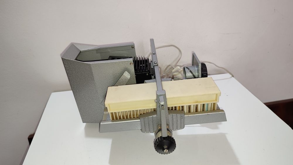 Proiector diapozitive cu magazie