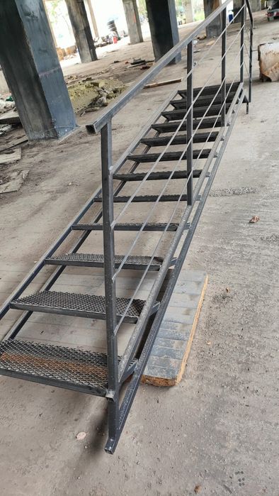 Vând scara metalică