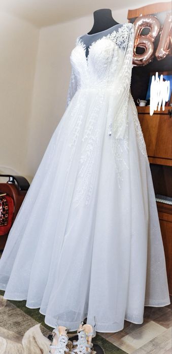 Rochie de mireasa+ Costum barbatesc– 1.200 LEI AMBELE