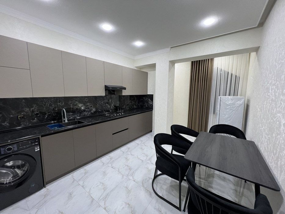 Сдаётся 2 комната в новостройке 4этаж Микрорайон