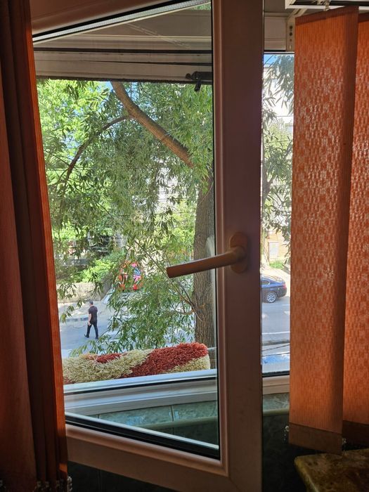 Închiriez apartament cu 2 camere
