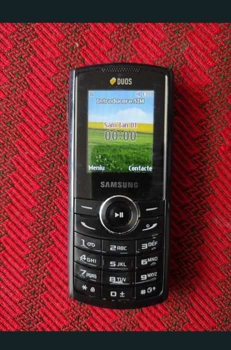 Telefon  cu taste și cameră video/foto cu două cartele SIM.
Modelul este robust, mic și foarte practic.