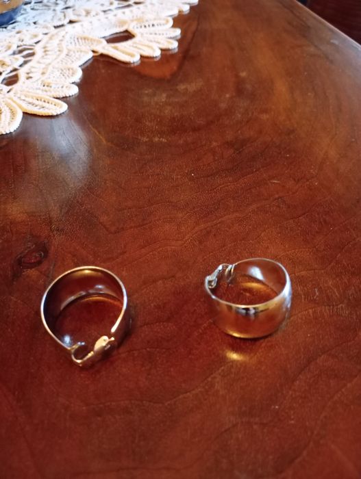 O pereche de cercei .