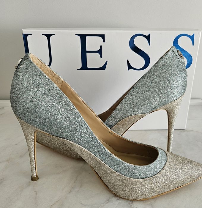 Златисти обувки "Guess"