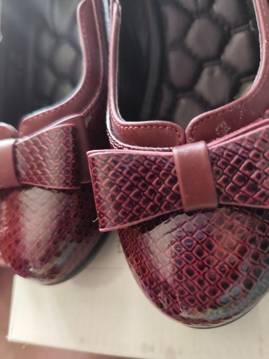 Дамски обувки във вишнав цвят пролетни