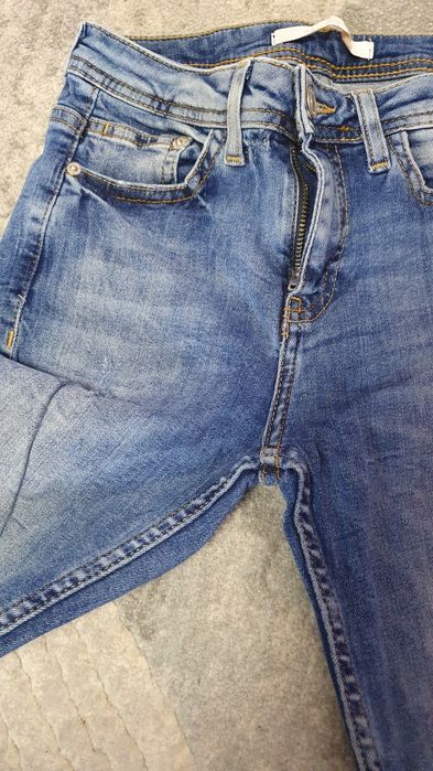 Blugi cu broderie
