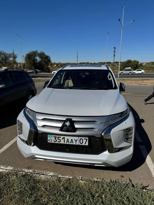 Продам машину Montero Sport