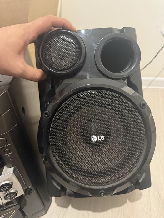 Музыкальный центр LG + 2 колонки