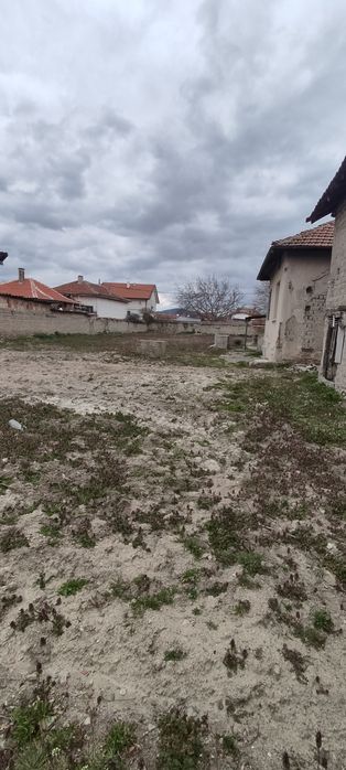 Парцел от 1180 кв.м. със стара къща и допълнителни постройки