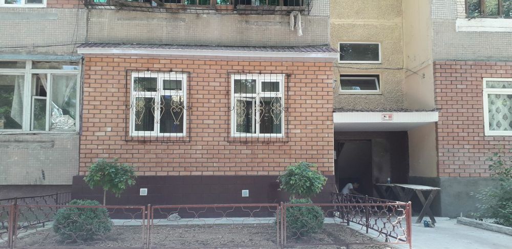 Кирпичная кладка балконов установка новые рамы решотки козерки
