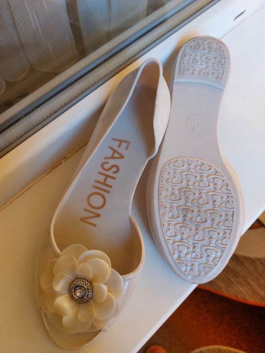 Бели сандали номер 39