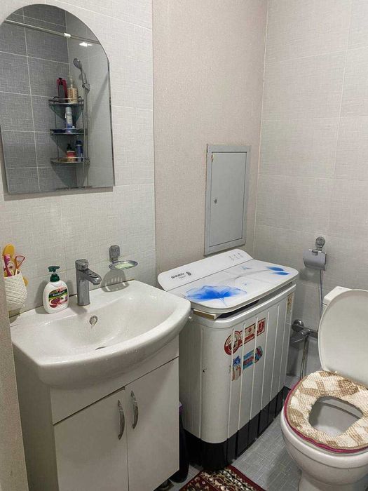 Srochno! Yangihayotda 2 xonali uy sotiladi. 60000$ kelishiladi.