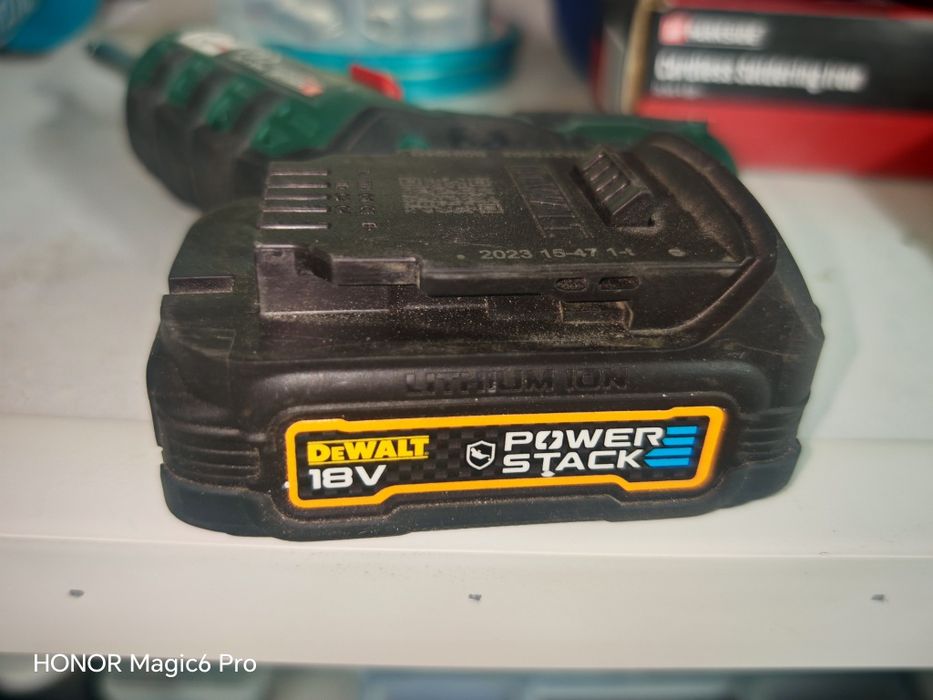 Акумулаторен винтоверт DeWALT ударен с 2 батерии и зарядно, 18 V, 1.7