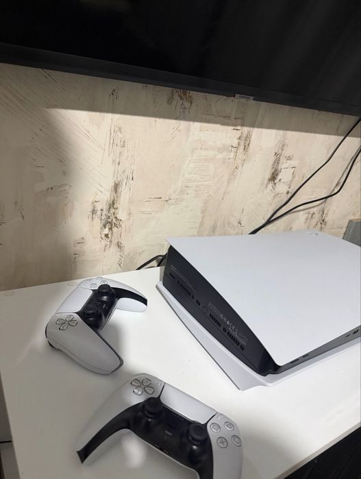 Vand Playststion 5 Disk Edition Urgent! cu 2 controlere