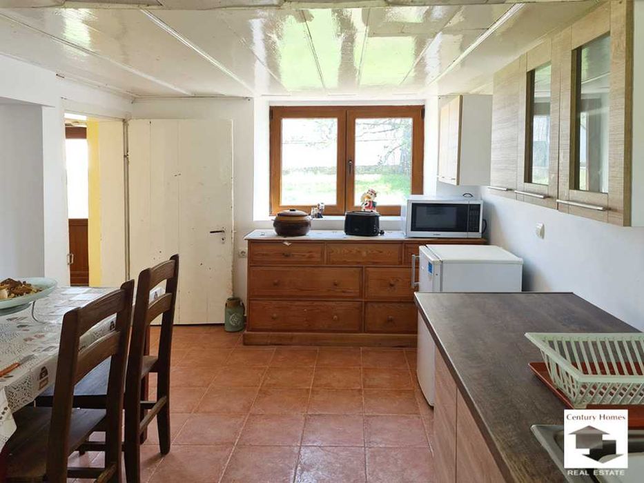 116218 Двуетажна къща с равен двор и стопански постройки в с. Ресен